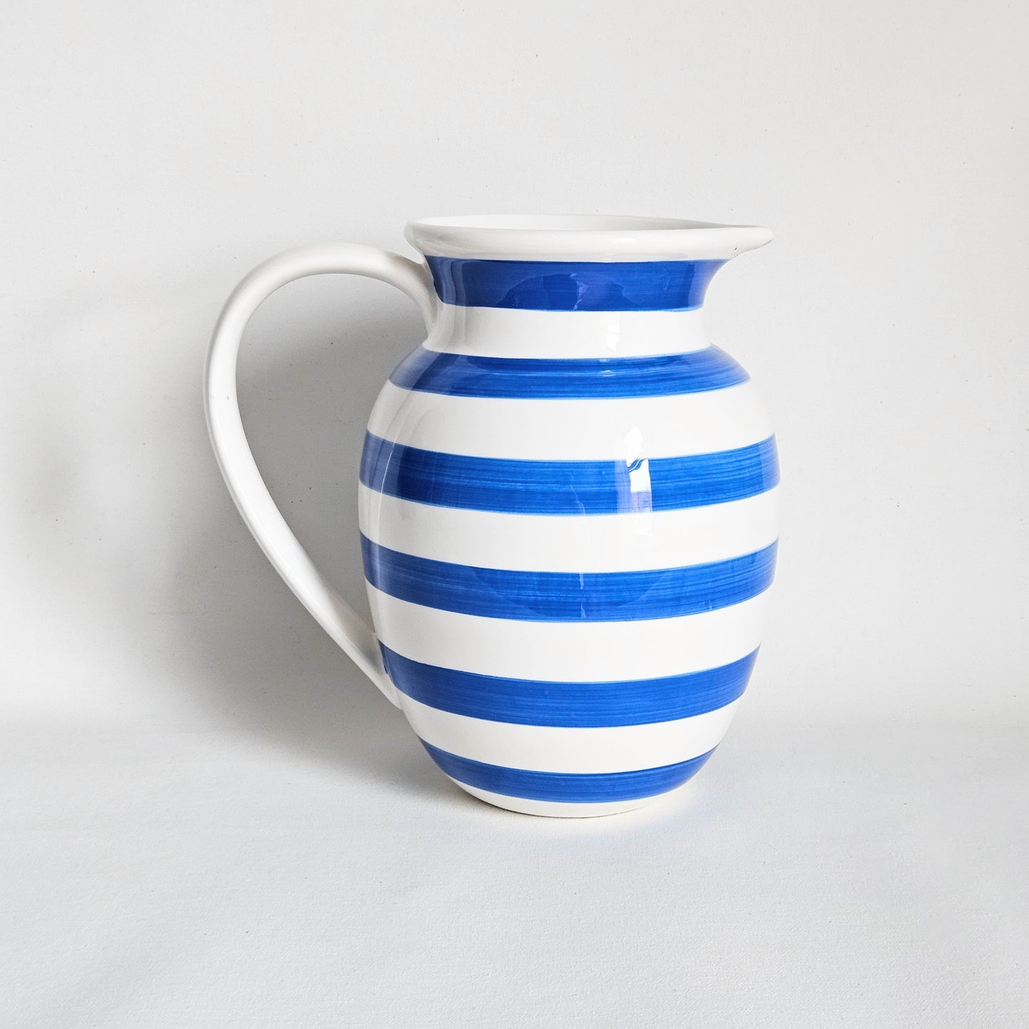 pichet à rayures en céramique