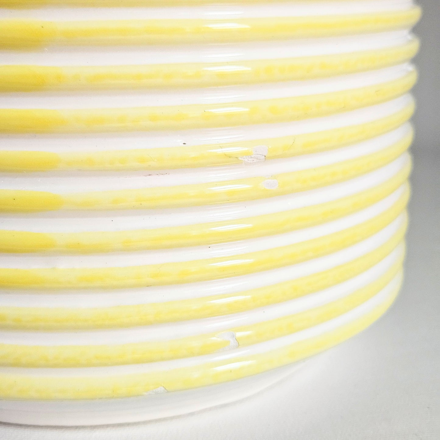 cache-pot à rayures en céramique