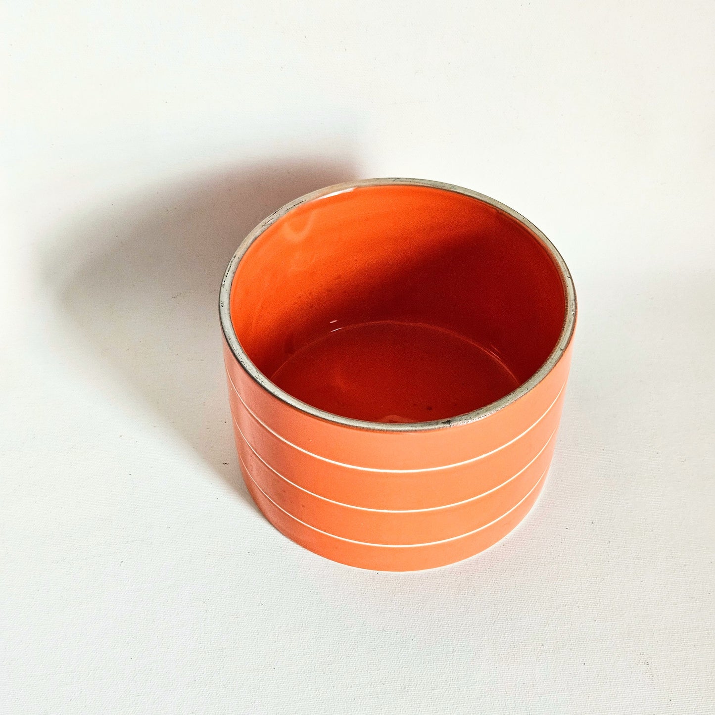 cache-pot en céramique rayée