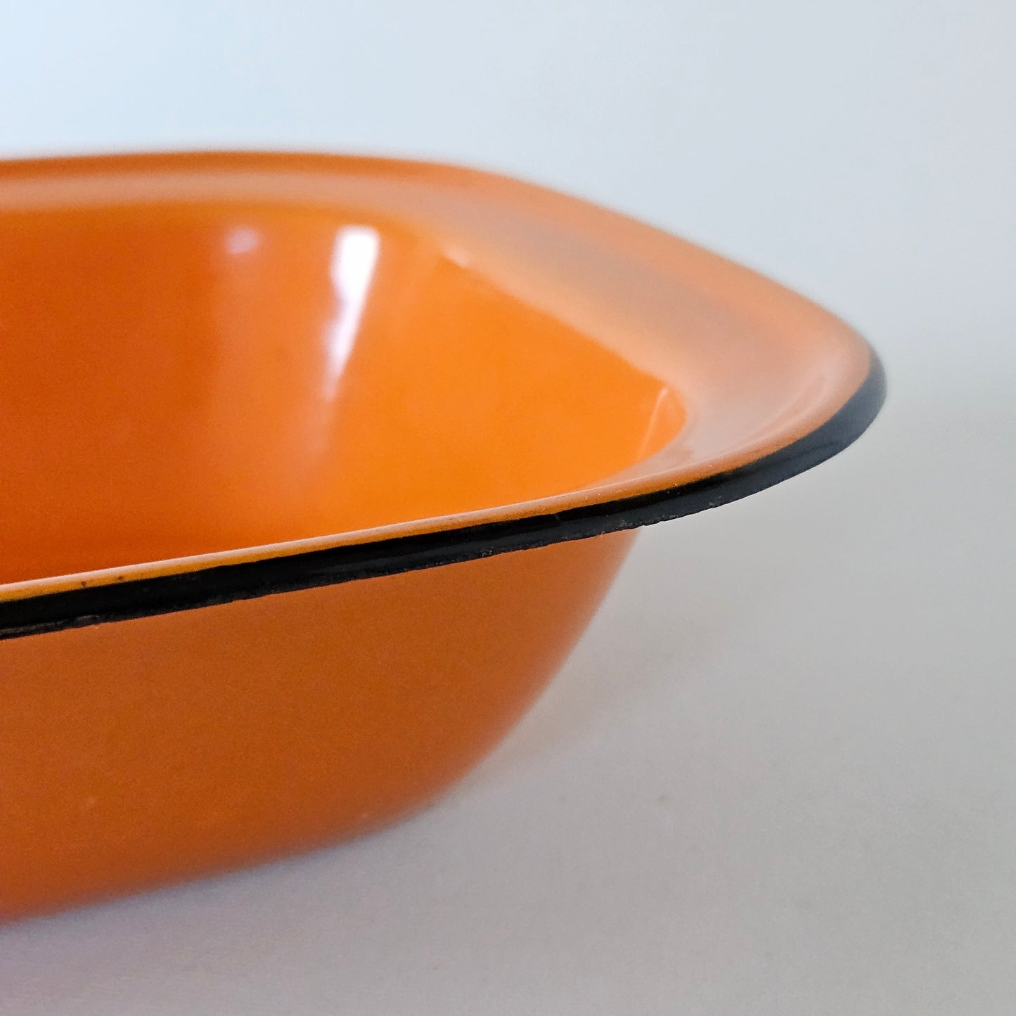 plat vintage en métal émaillé