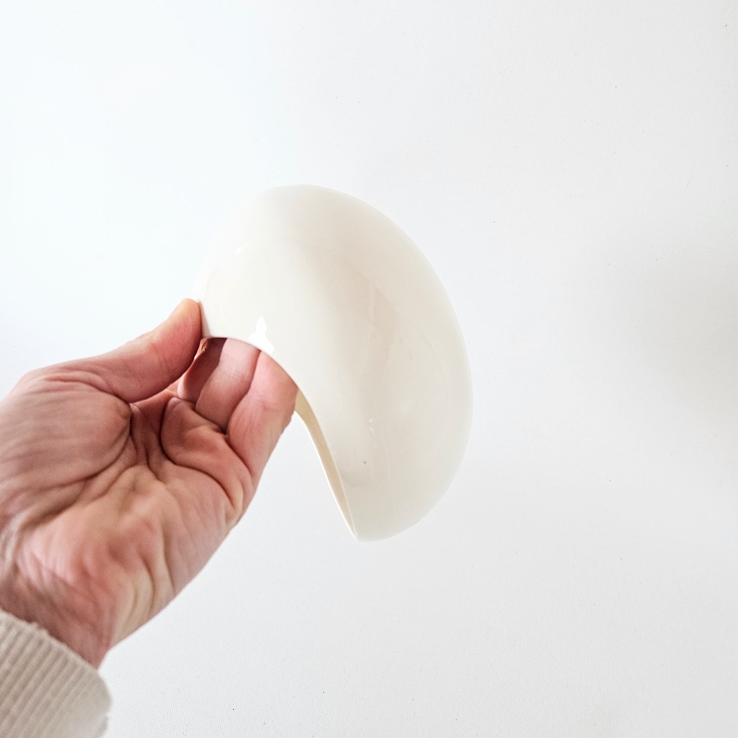 main de sel en céramique artisanale