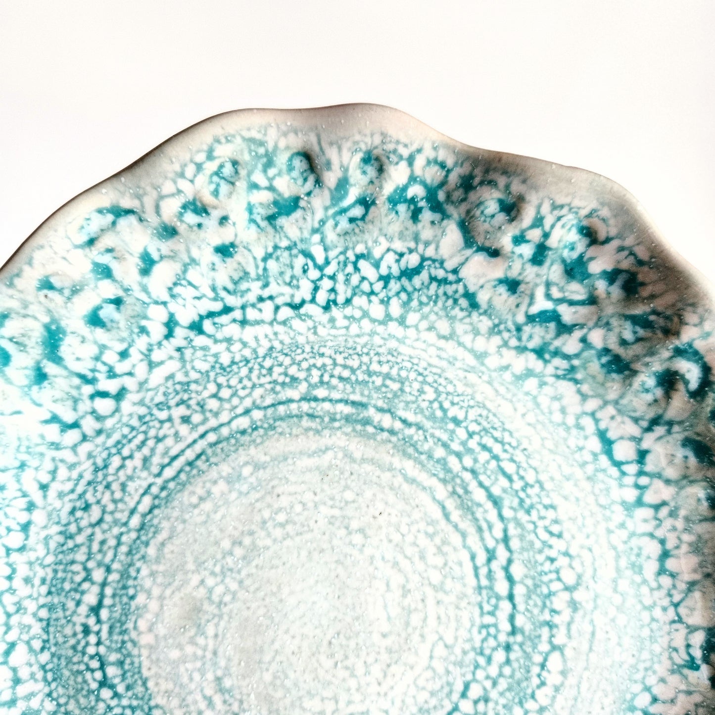 assiette en céramique artisanale