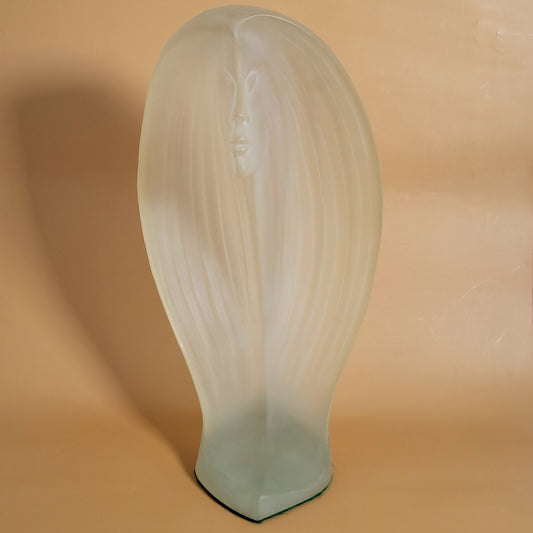 sculpture Woman in the wind