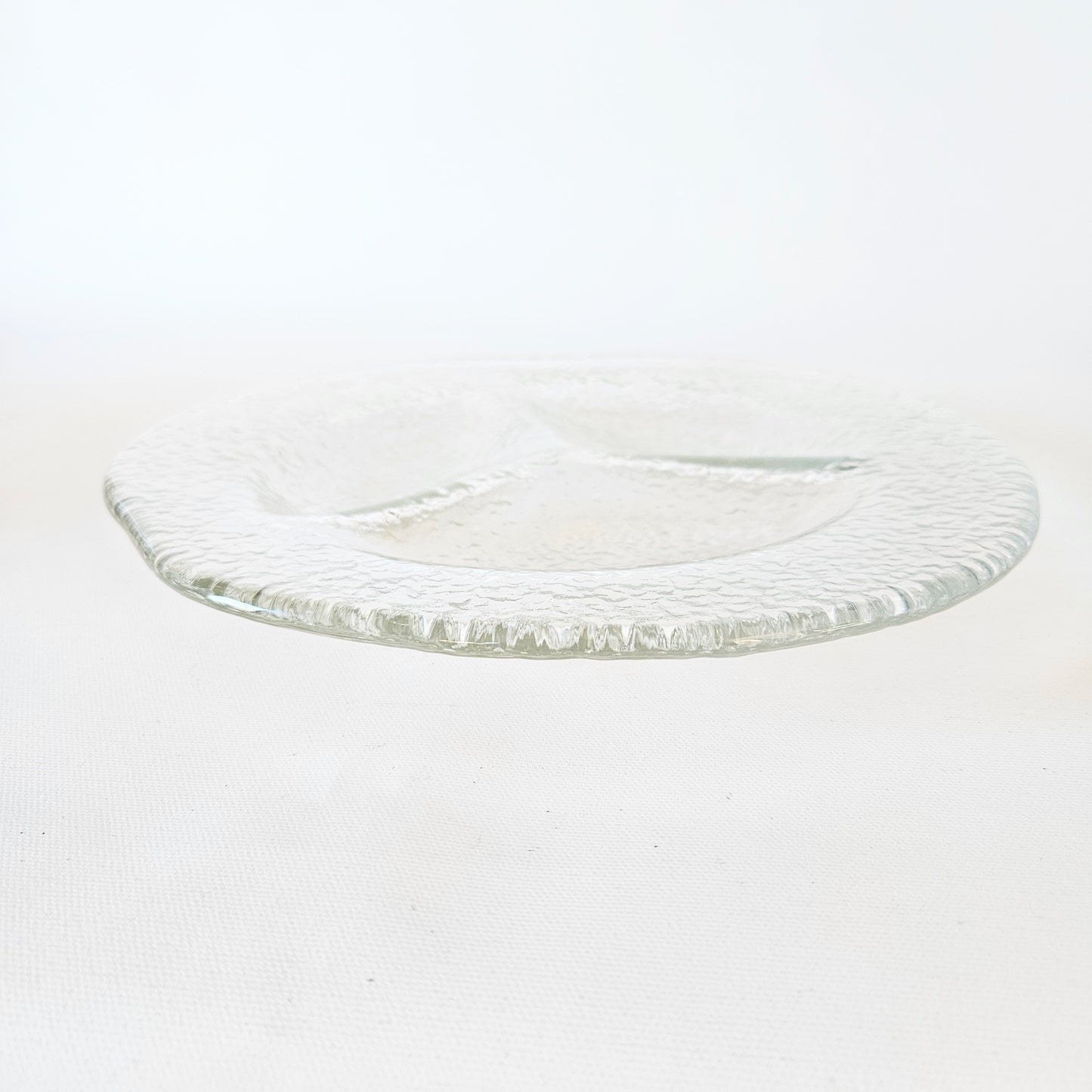 assiettes de service en verre texturé