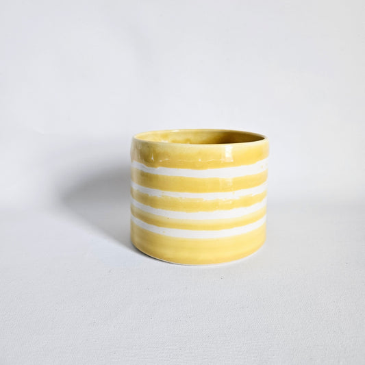 cache-pot rayé en céramique artisanale