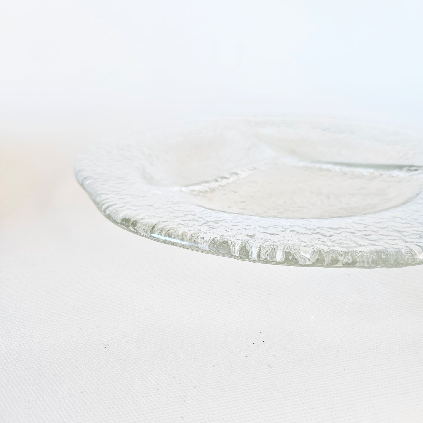 assiettes de service en verre texturé