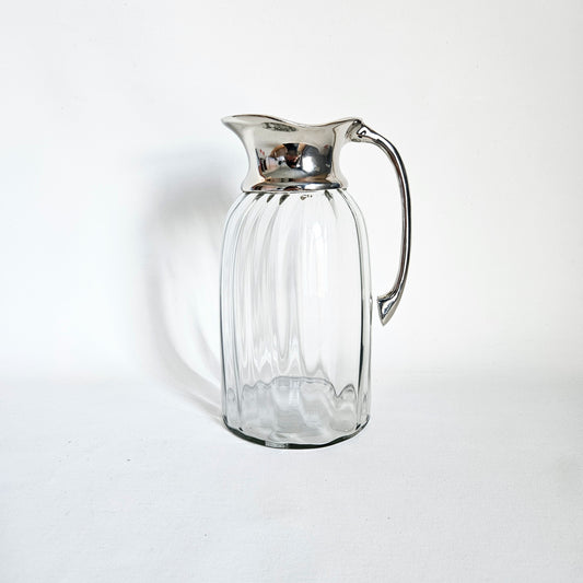 pichet en verre canelé à bec chromé