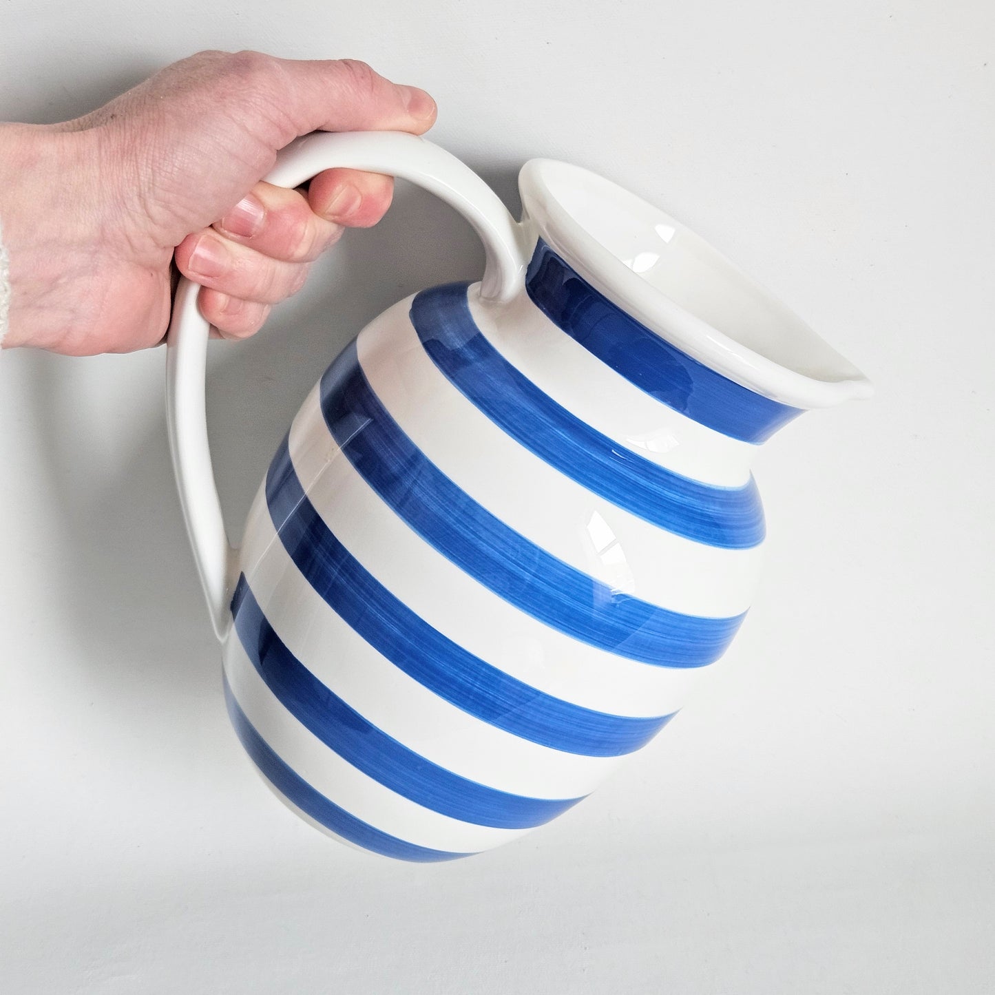 pichet à rayures en céramique