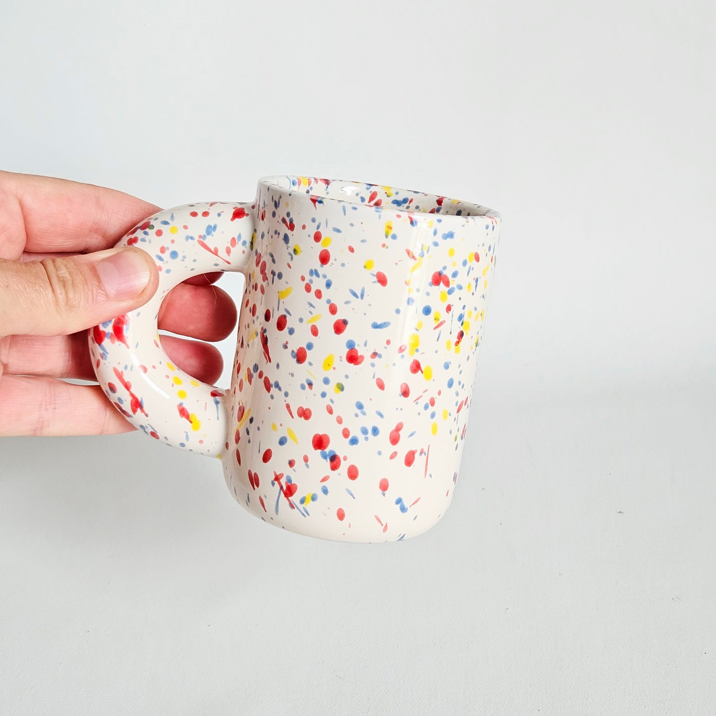 tasse en céramique mouchetée