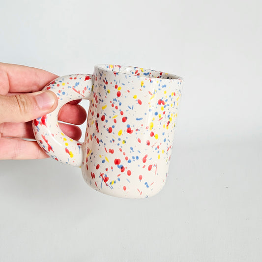 tasse en céramique mouchetée