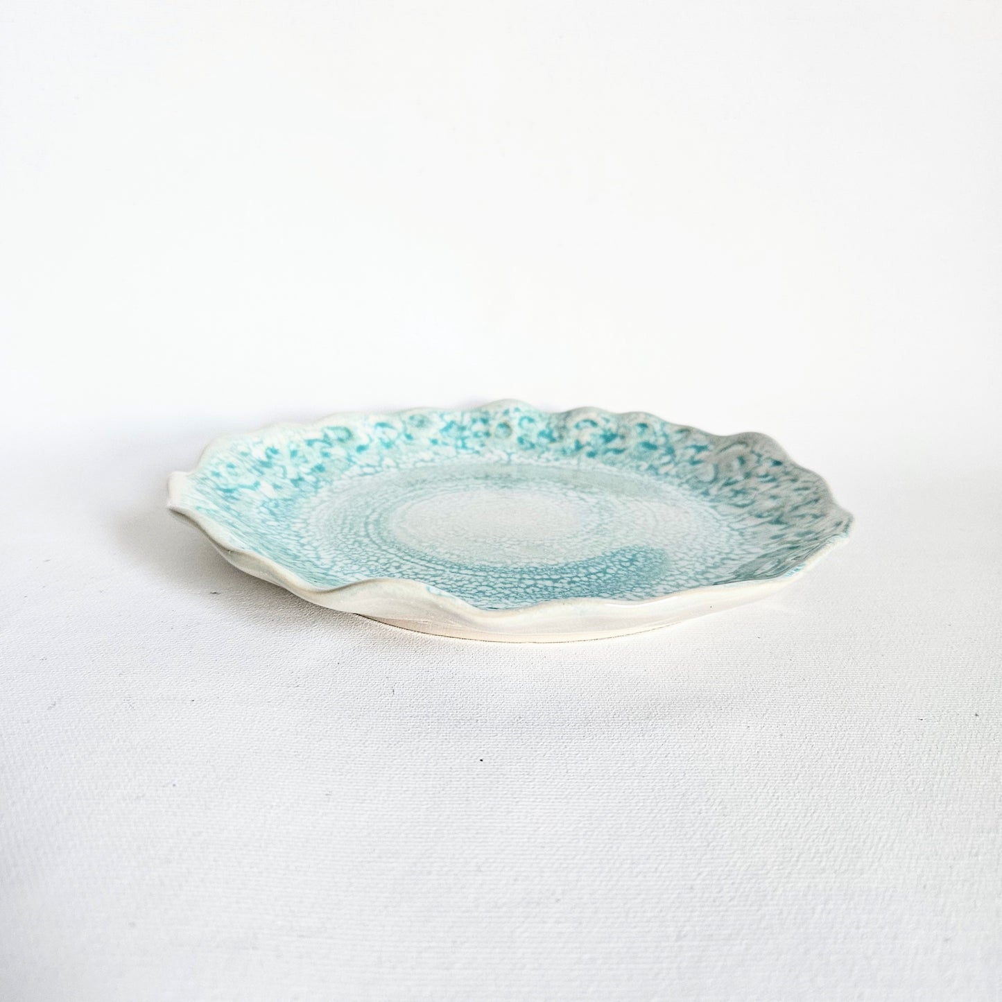 assiette en céramique artisanale