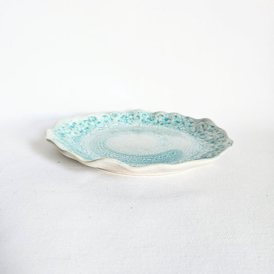 assiette en céramique artisanale