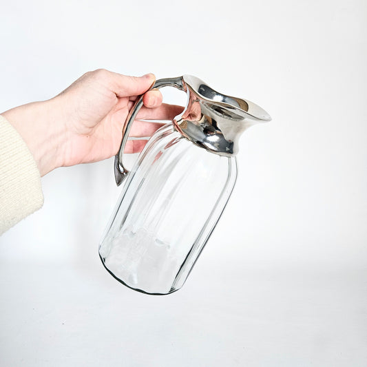 pichet en verre canelé à bec chromé