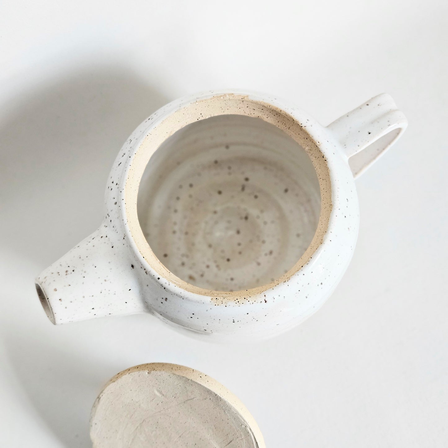 théière en céramique artisanale