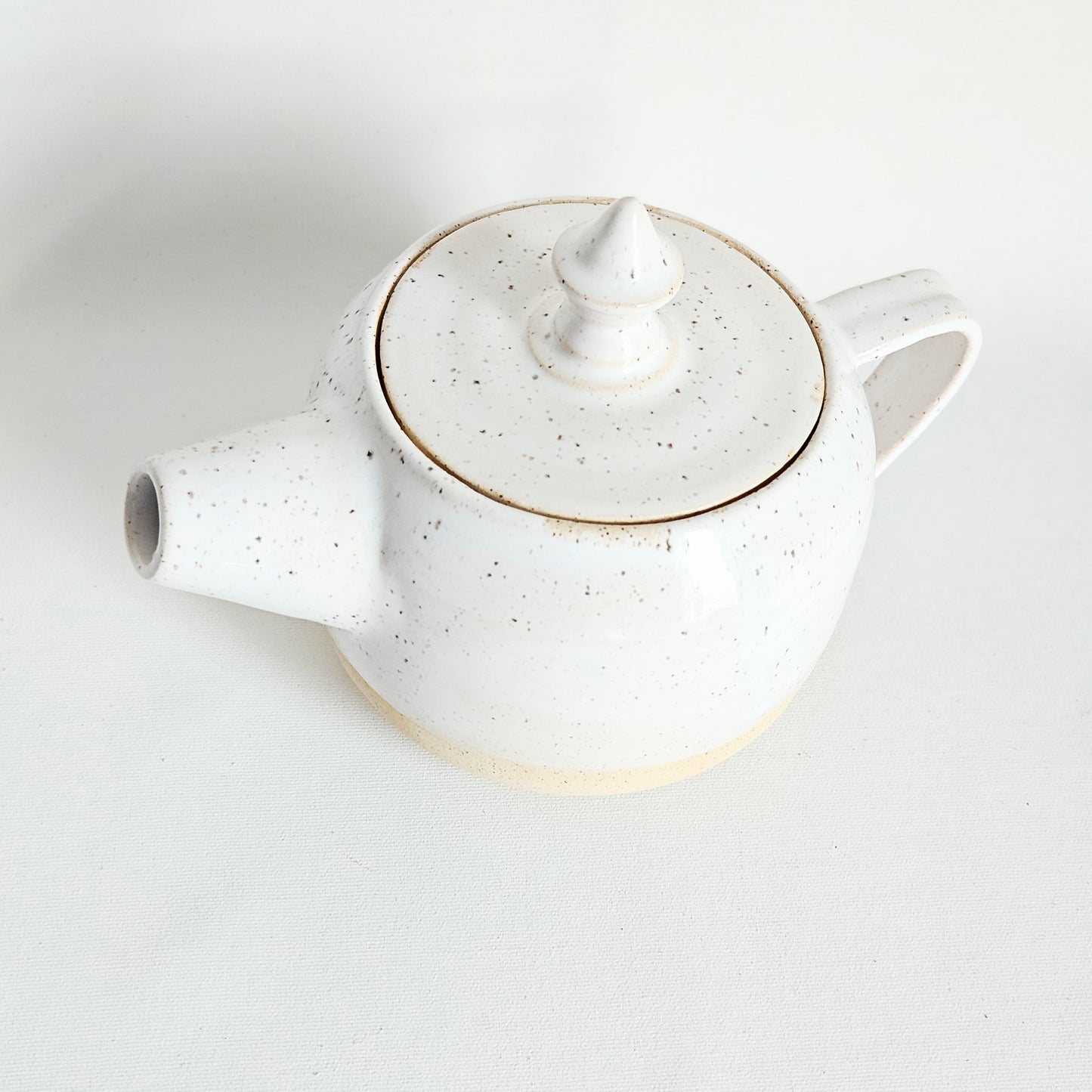théière en céramique artisanale