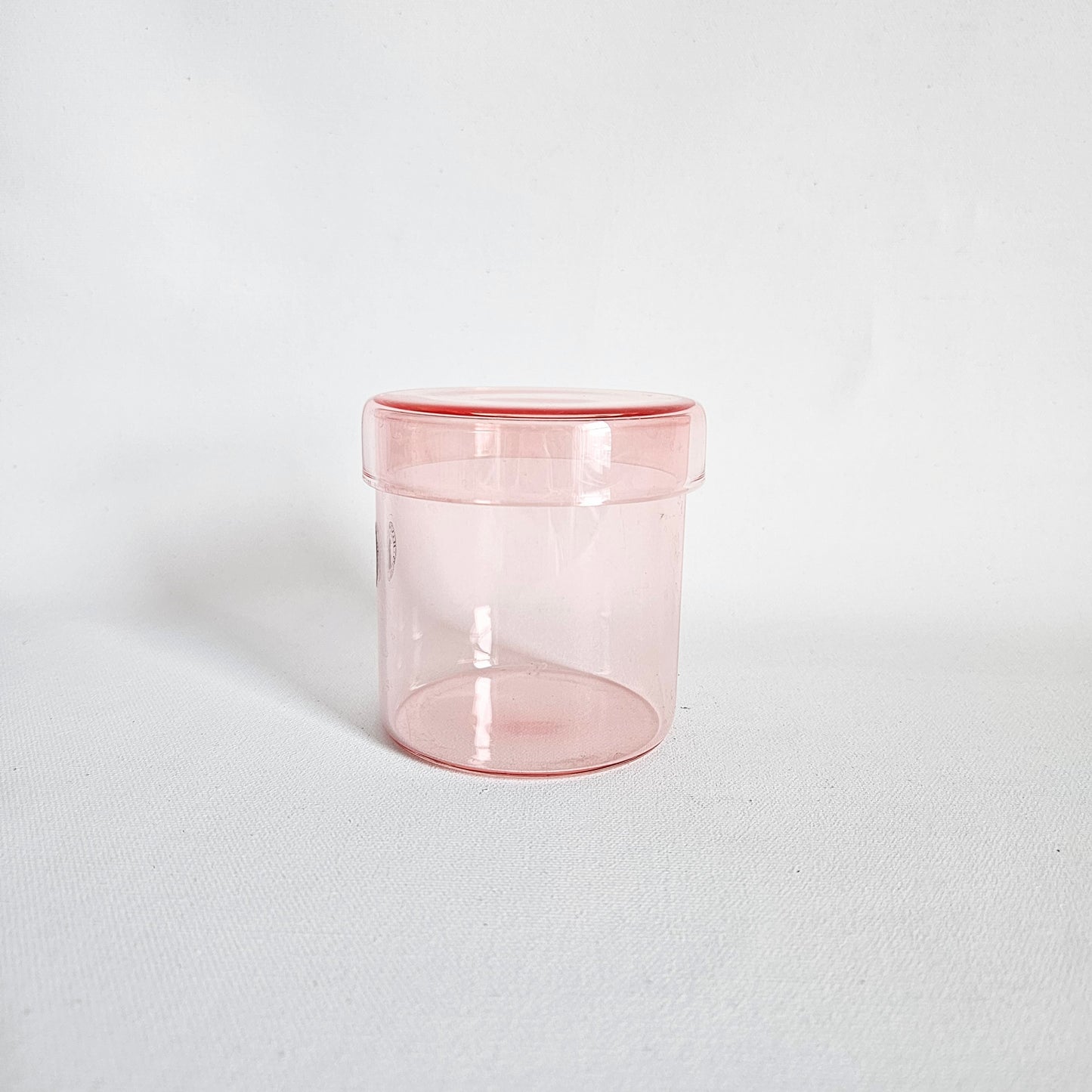 contenant en verre rose