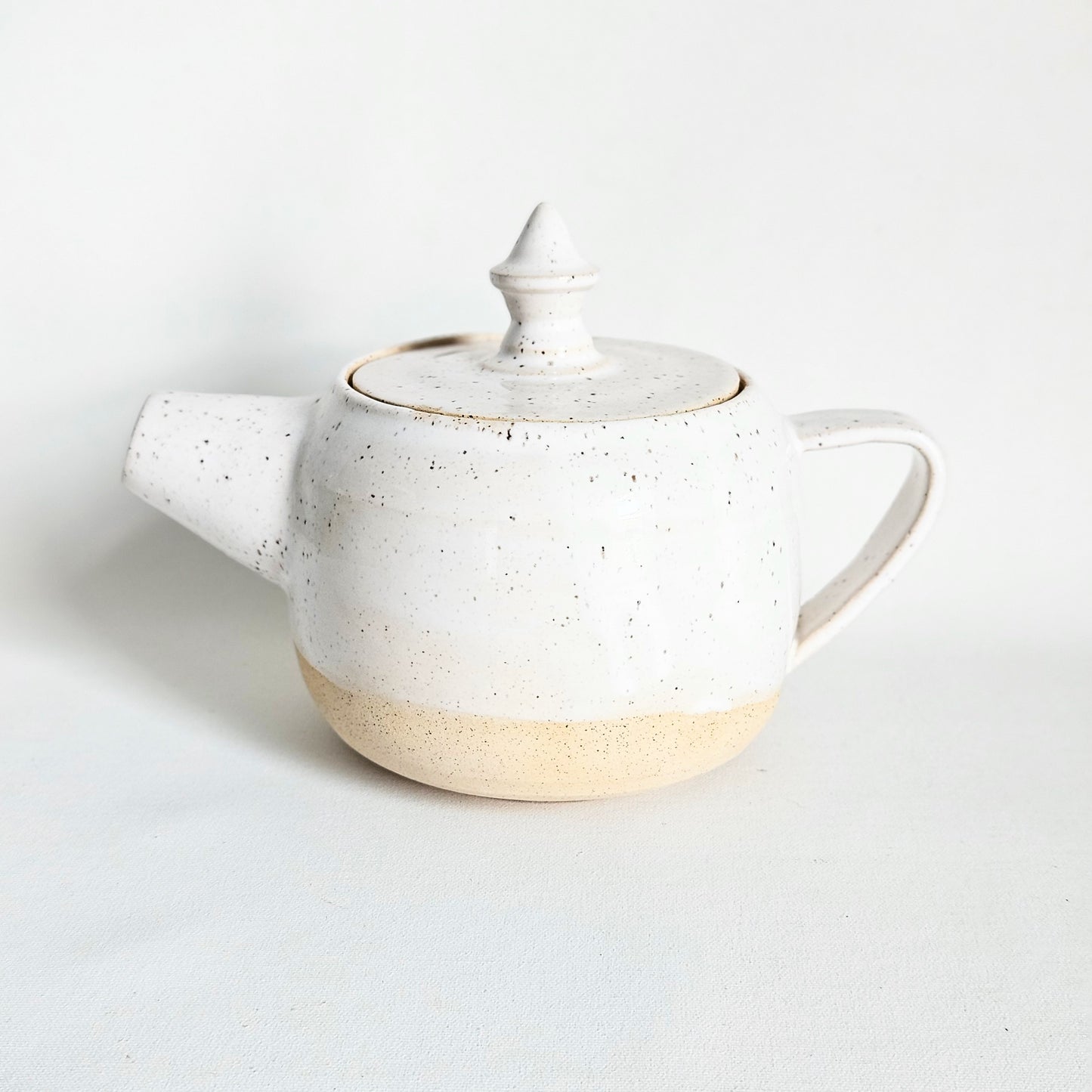 théière en céramique artisanale