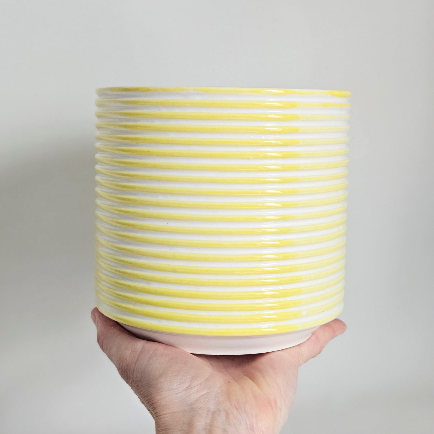 cache-pot à rayures en céramique