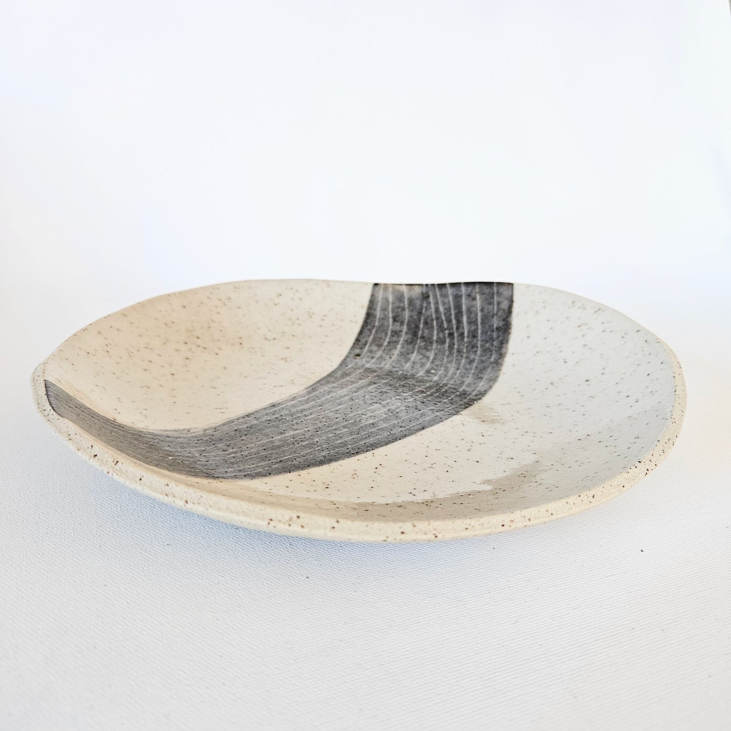 assiette en céramique artisanale
