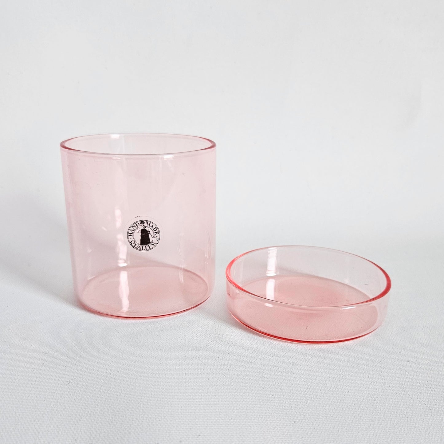 contenant en verre rose