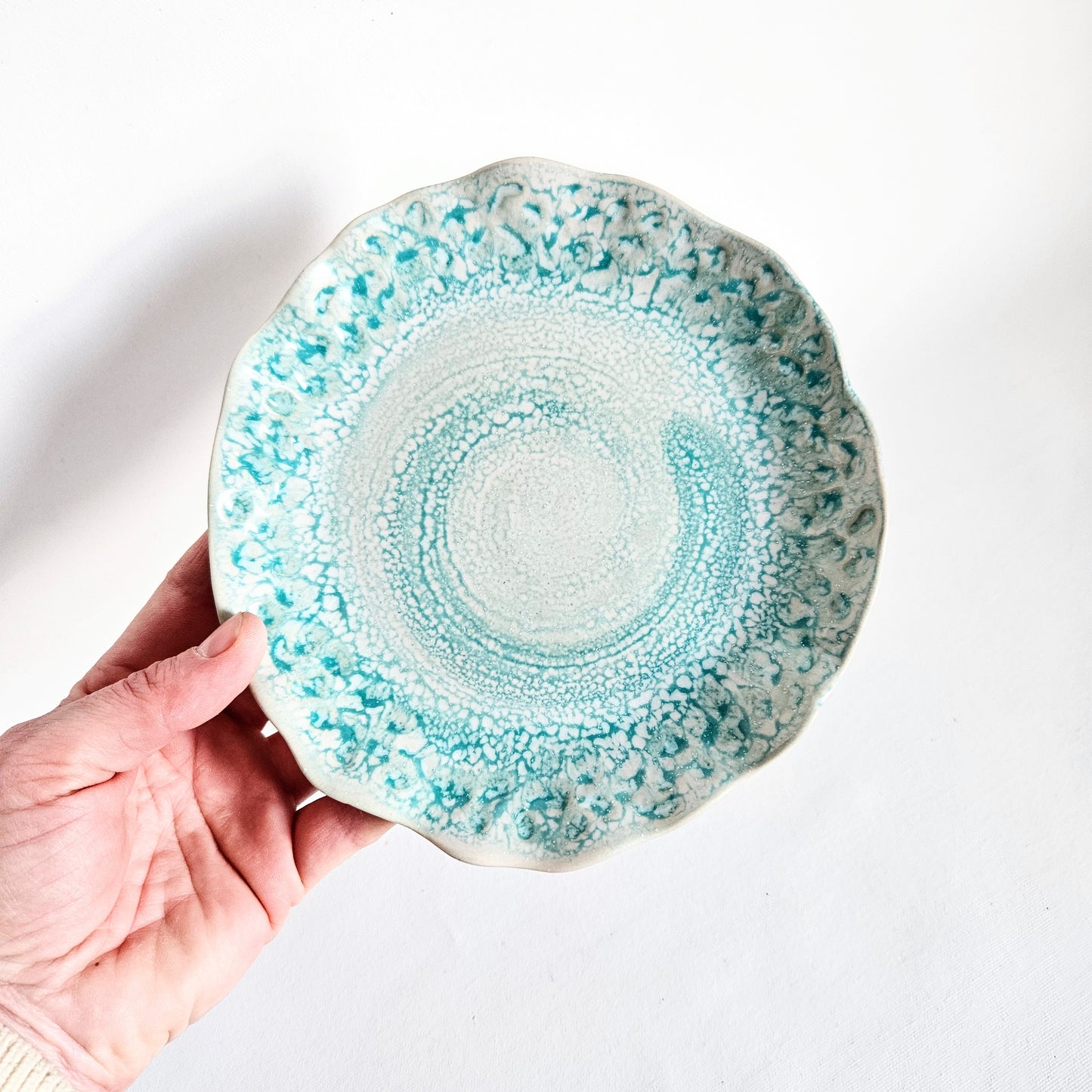 assiette en céramique artisanale