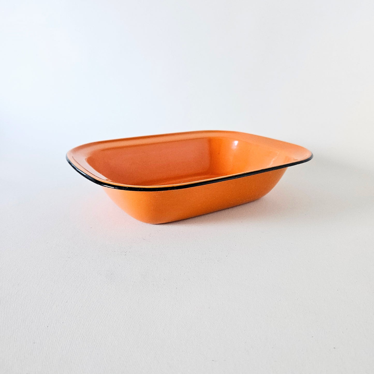 plat vintage en métal émaillé