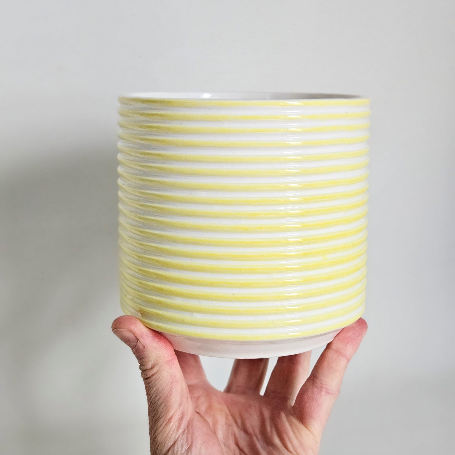 cache-pot à rayures en céramique