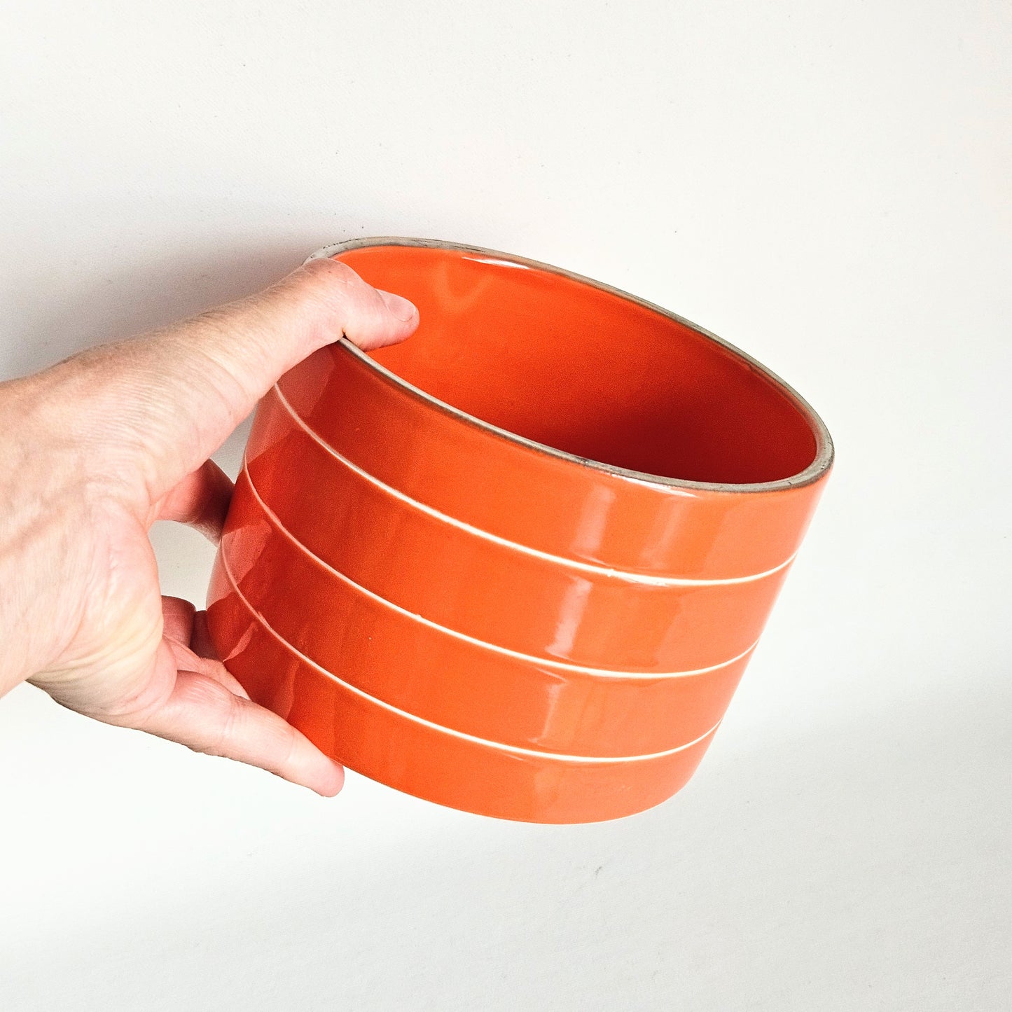cache-pot en céramique rayée