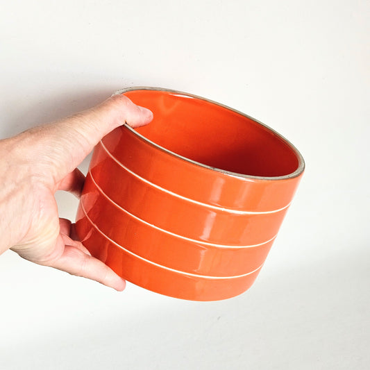 cache-pot en céramique rayée