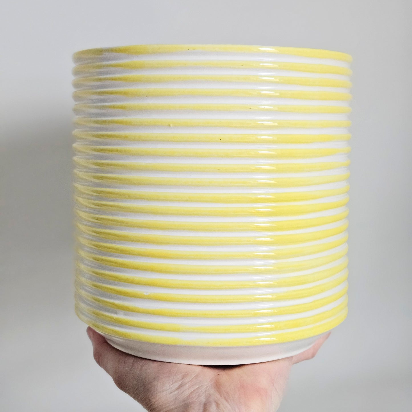 cache-pot à rayures en céramique