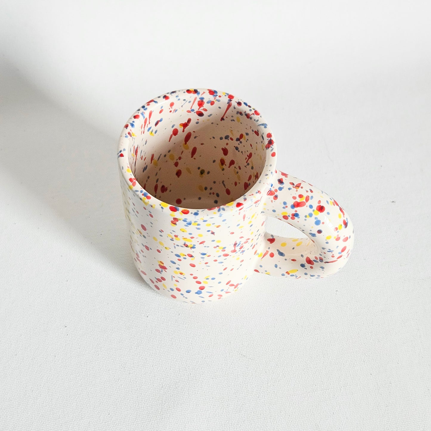 tasse en céramique mouchetée