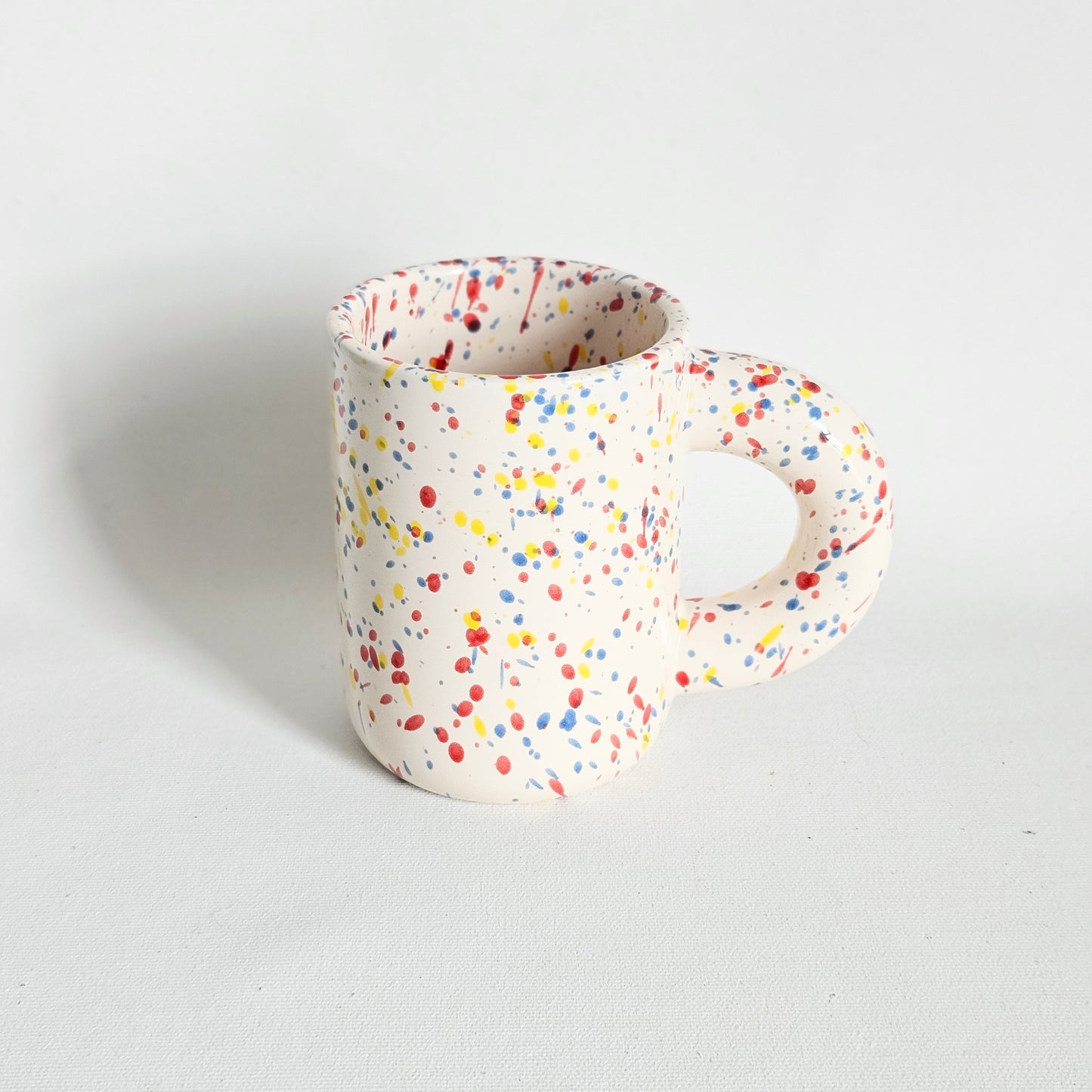 tasse en céramique mouchetée