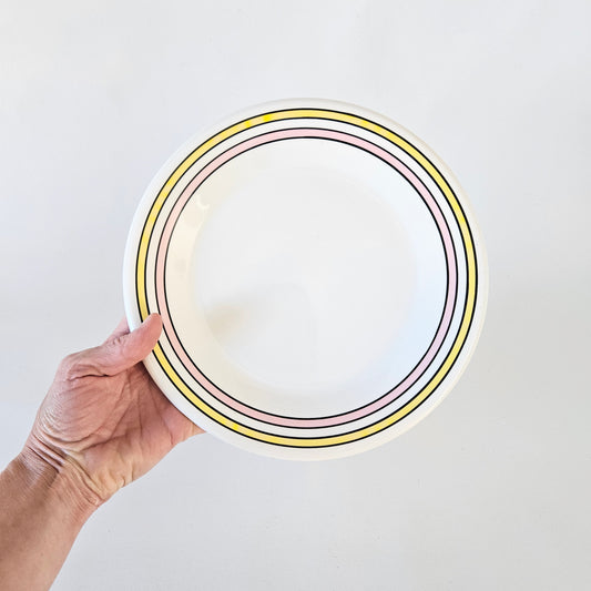 assiette en céramique pastel