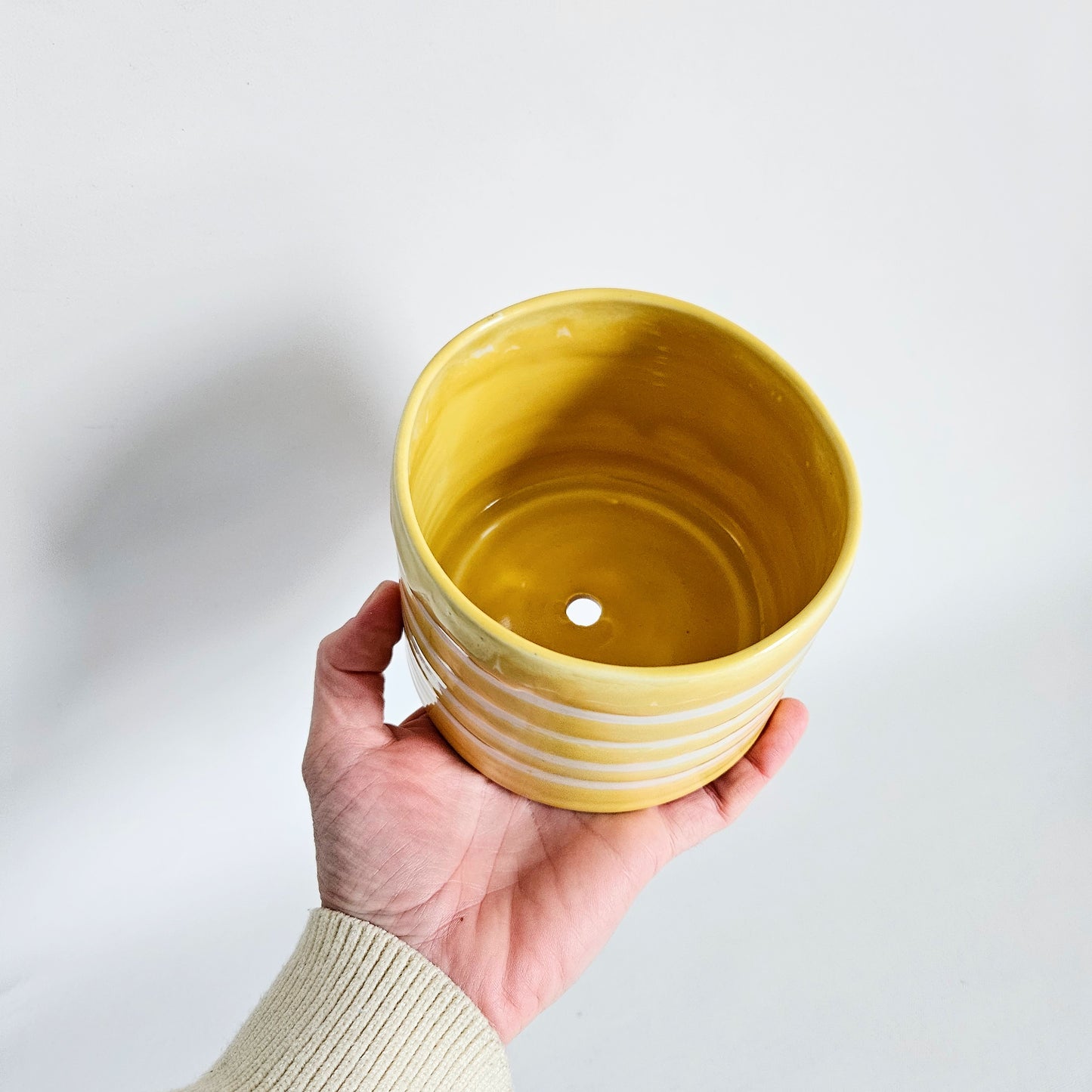 cache-pot rayé en céramique artisanale