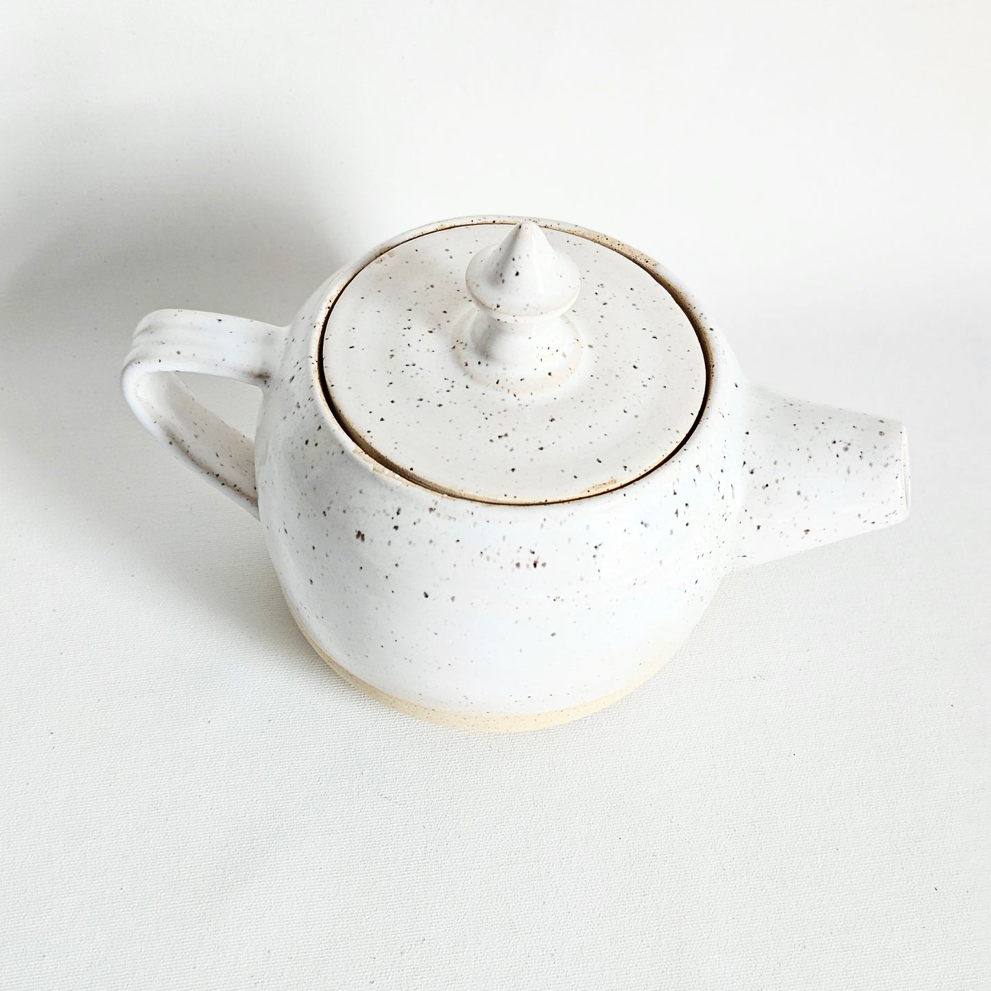 théière en céramique artisanale