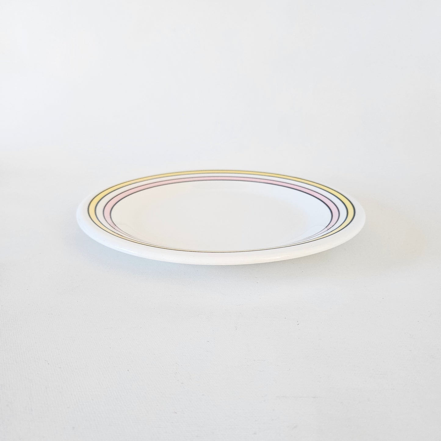 assiette en céramique pastel