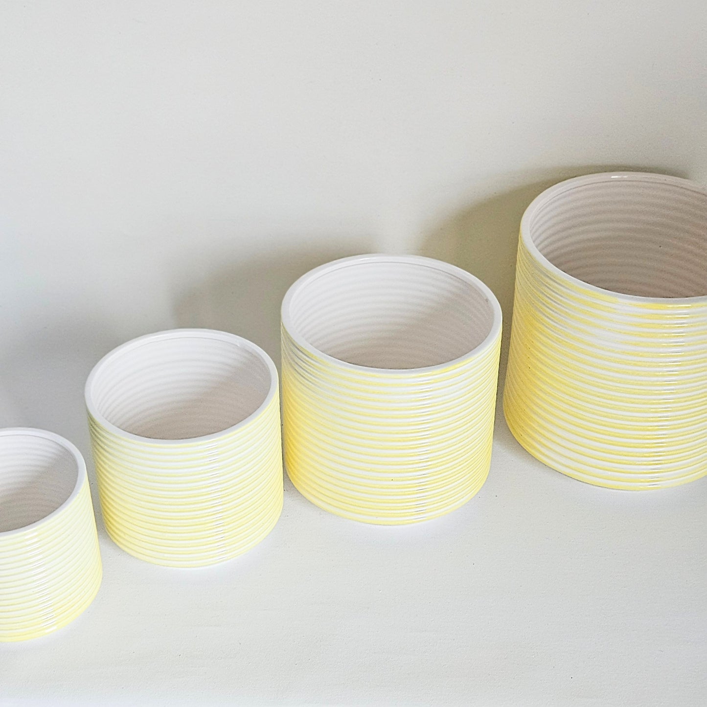 cache-pot à rayures en céramique