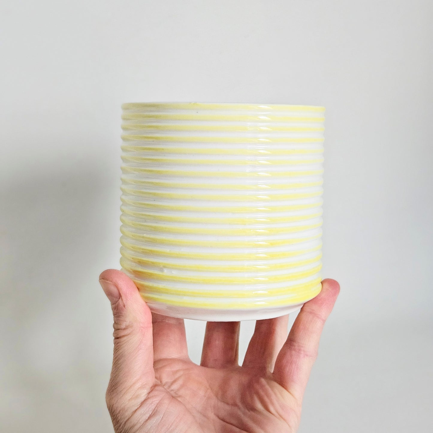 cache-pot à rayures en céramique