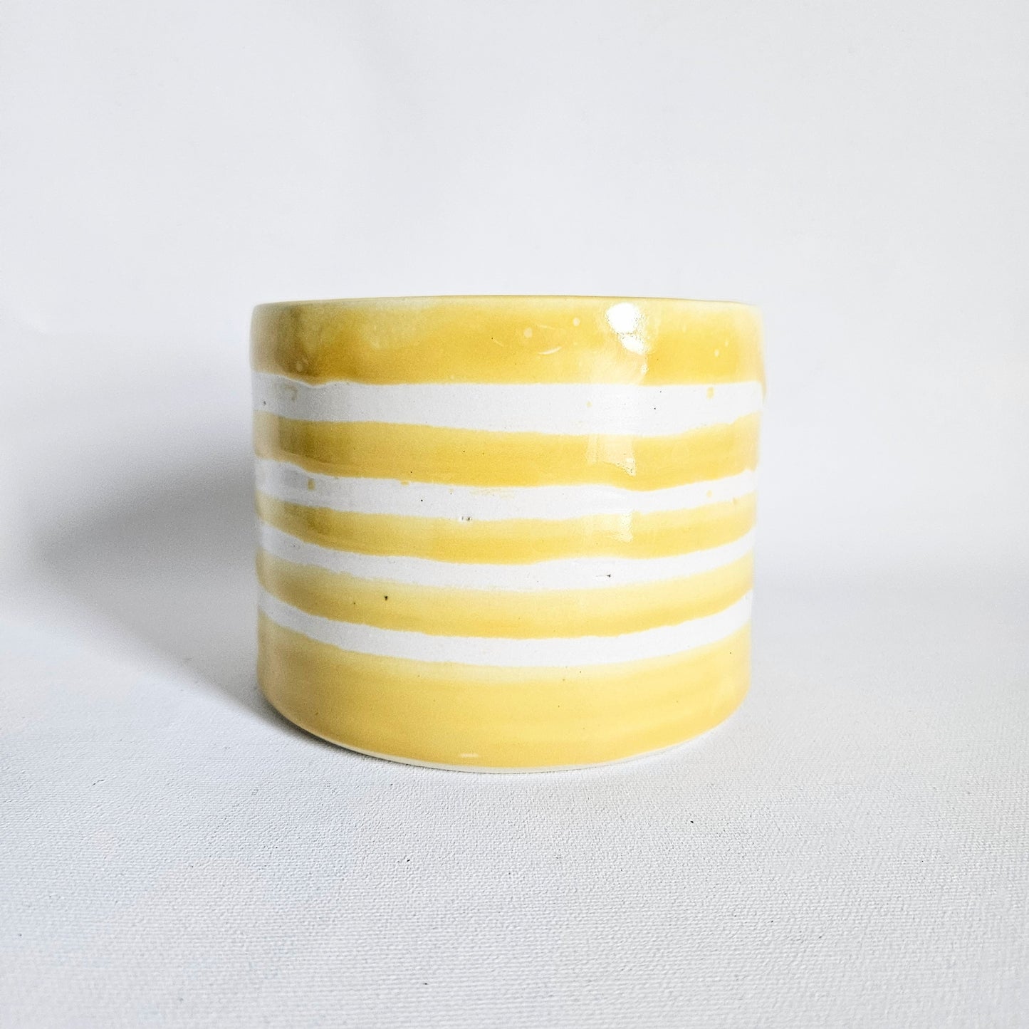 cache-pot rayé en céramique artisanale