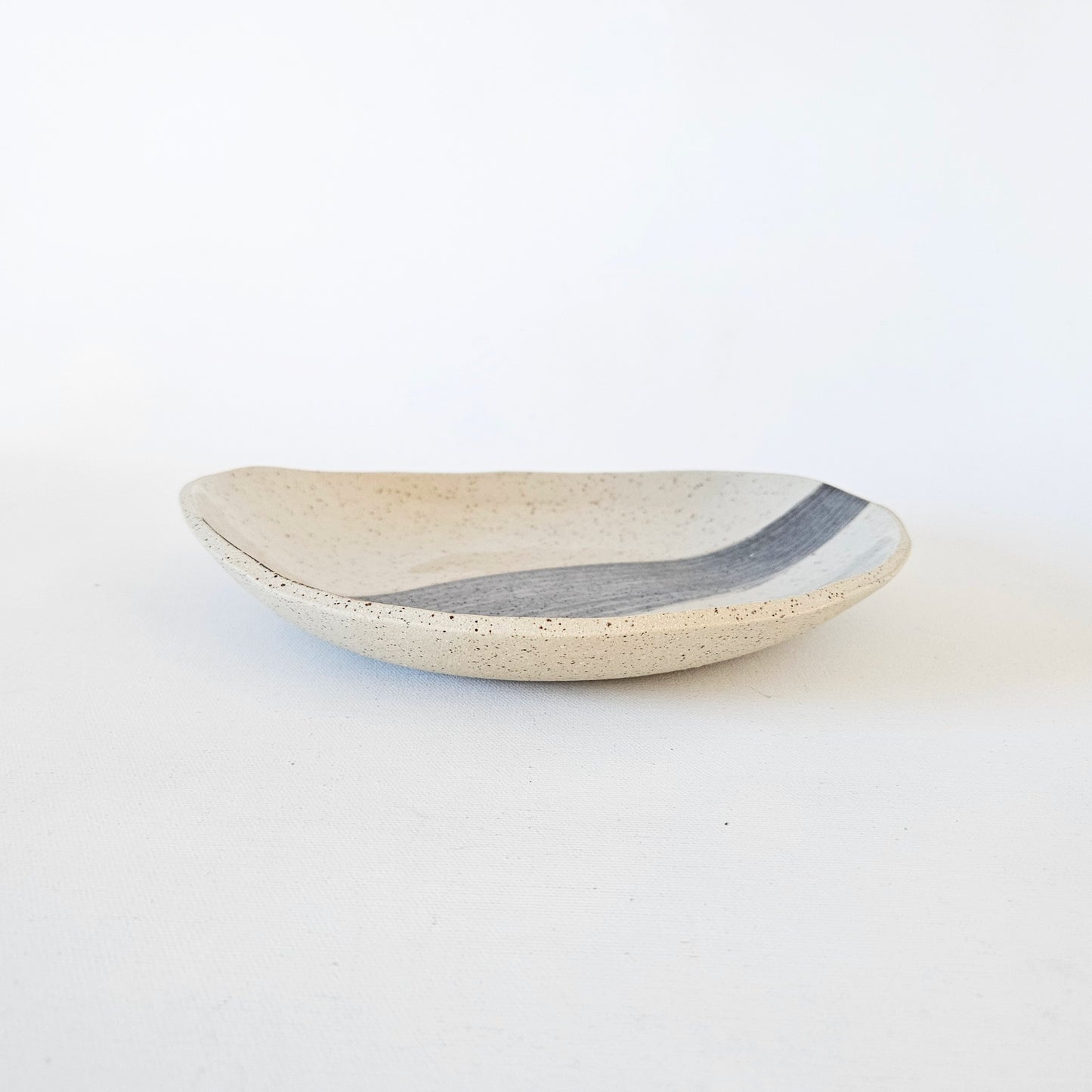 assiette en céramique artisanale