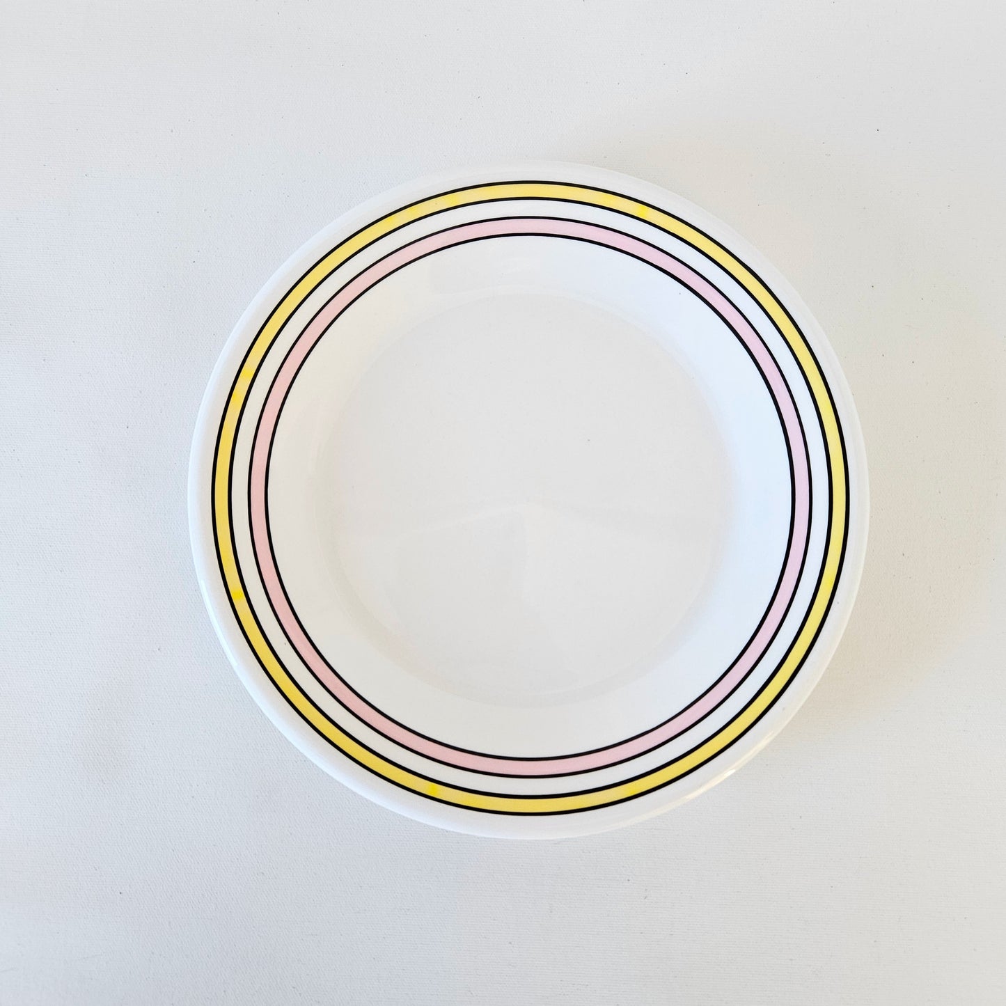 assiette en céramique pastel