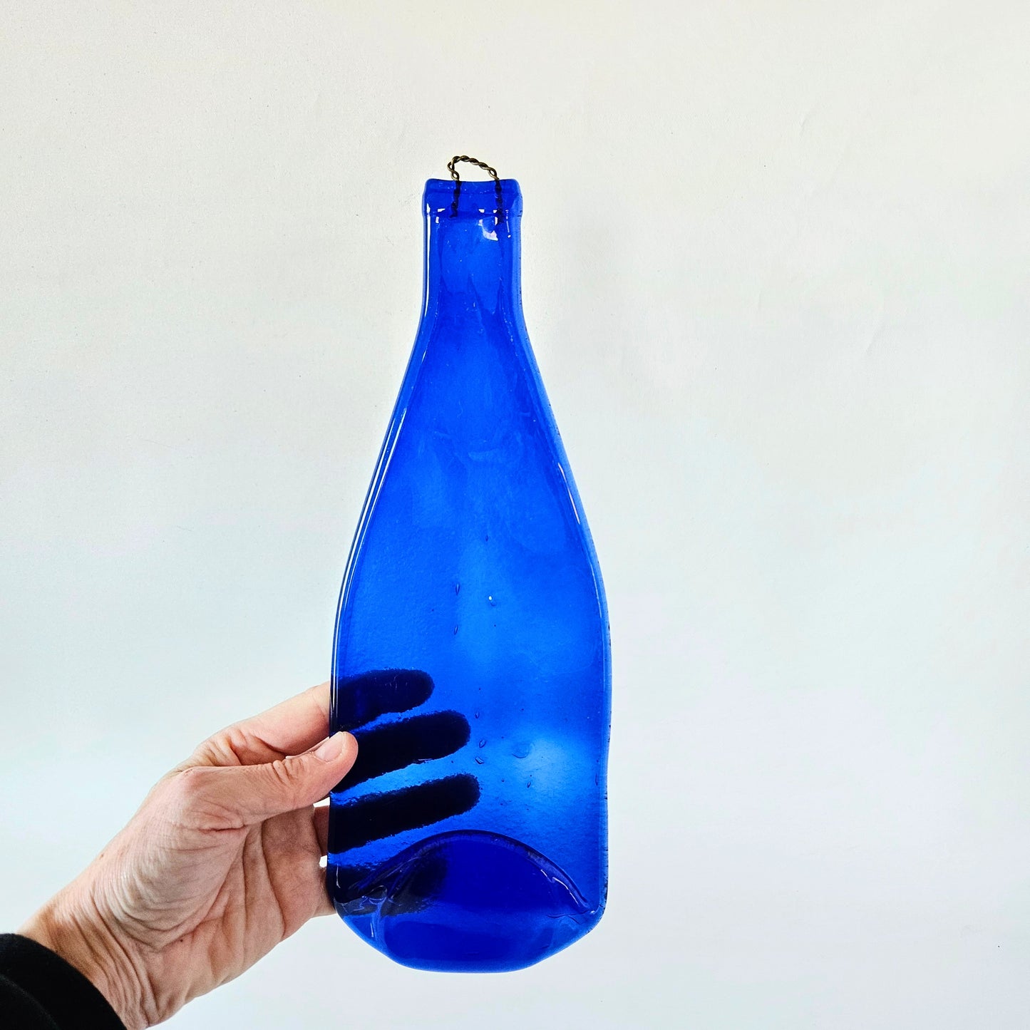 bouteille bleue murale